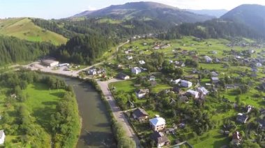 küçük dağ Vadisi köyde. Hava atışı