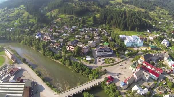 By i små berg dalen. Aerial skott ovanifrån — Stockvideo