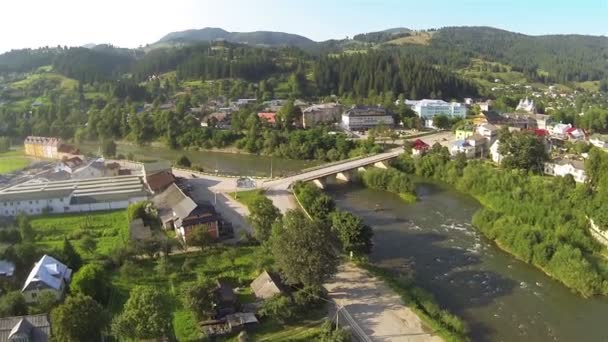 Villaggio con ponte in piccola valle di montagna. Colpo aereo — Video Stock