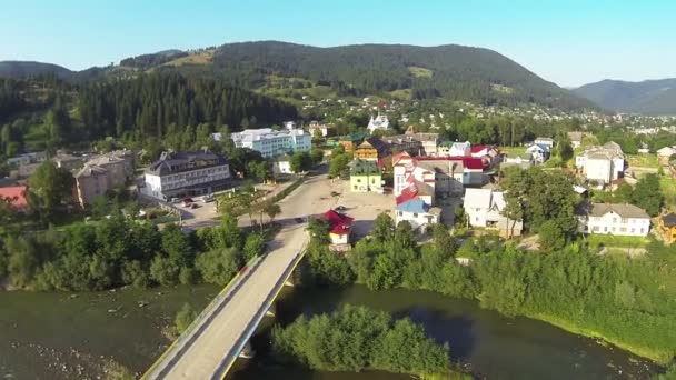 Dorf mit Brücke im kleinen Gebirgstal. Luftbild-Panorama — Stockvideo
