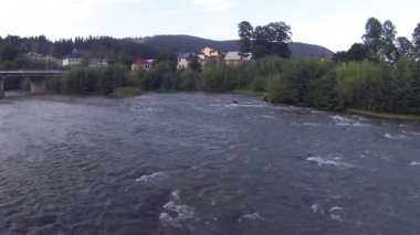 Dağ yerleşim Nehri üzerinde. Hava