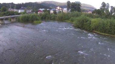 dağ yerleşim nehirde. Hava