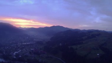 Köyü, dağlar, küçük nehir ve sabah sis içinde. Hava manzara ateş