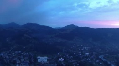 Köyü, dağlar, küçük nehir ve güneş ışınları, sabah sis. Hava atışı