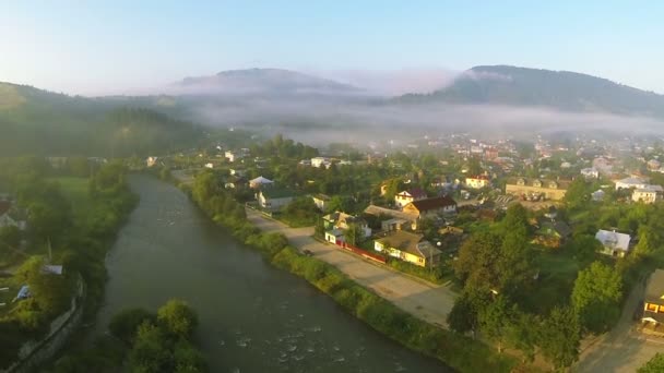 Vesnice, hory, řeky a ranní mlhy. Letecký snímek — Stock video