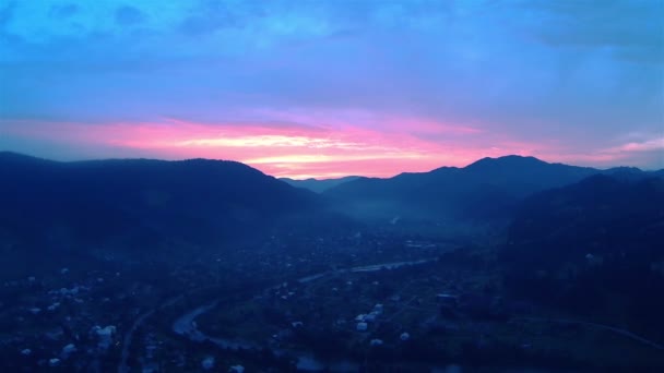 Dorp, bergen, kleine rivier en ochtend mist. Luchtfoto — Stockvideo