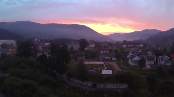 村、山、川、朝の霧。空中ショット — ストック動画
