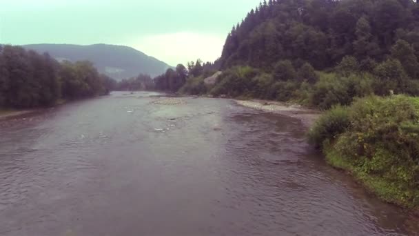 Tranquillo piccolo fiume di montagna giorno nuvoloso .Aerial — Video Stock