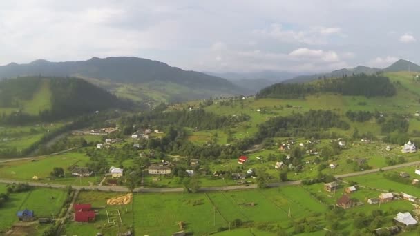 Гірське село з дорогою. Повітряний постріл — стокове відео