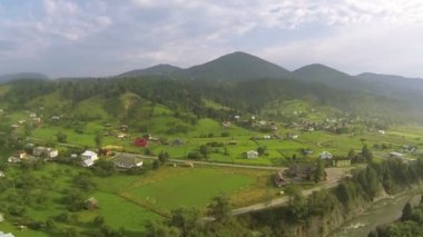 Köy ve nehir hava atış ile dağ manzarası