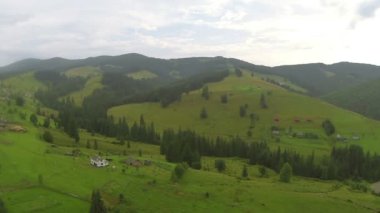Dağları'nda küçük bir köy. Hava atışı