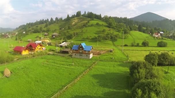 45 Sekunden Flug über ein Dorf in den Bergen. Luftaufnahme — Stockvideo