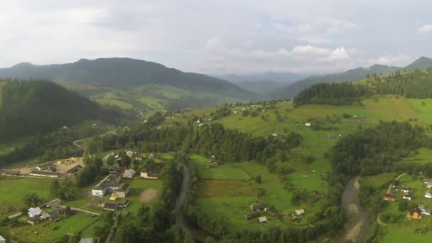 Paisagem de montanha withe aldeia e madeira. Tiro aéreo — Vídeo de Stock