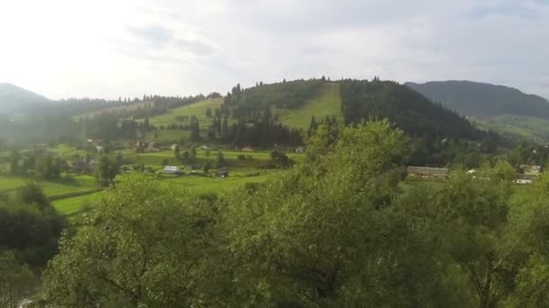 Vuelo sobre zonas rurales en las montañas. — Vídeo de stock