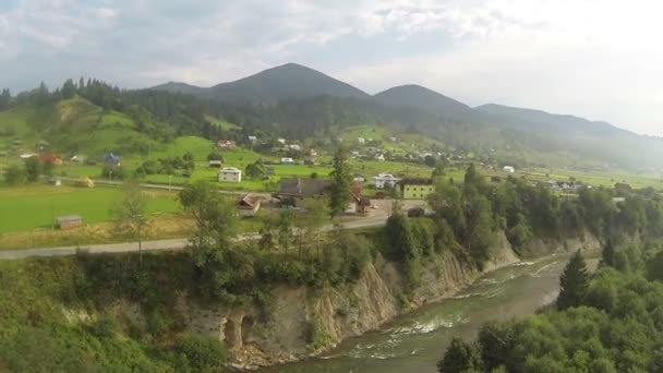 农村地区与山区河上空飞行。空中拍摄 — 图库视频影像