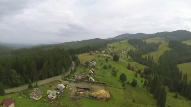 Pequeño pueblo en las montañas. Disparo aéreo — Vídeos de Stock