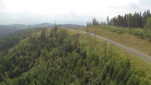 Route entre les montagnes .Vue aérienne — Video