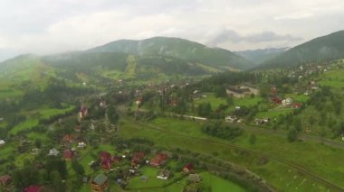 Köy ile küçük dağlarda manzara. Hava atışı