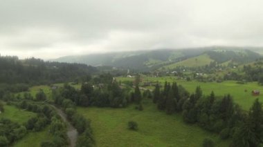 Uçuş bulutlu gün Dağları'nda yerleşim üzerinde. Hava