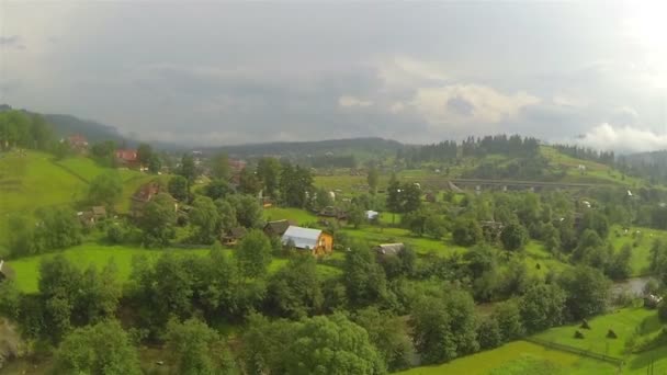 Paesaggio in piccole montagne con villaggio. Colpo aereo — Video Stock