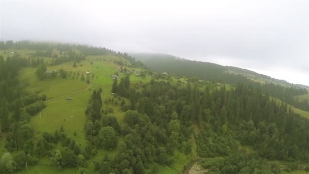 Vlucht over kleine bergen in bewolkte dag. Luchtfoto — Stockvideo