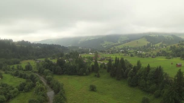 Voo sobre assentamento em montanhas em dia nublado. Aviação — Vídeo de Stock