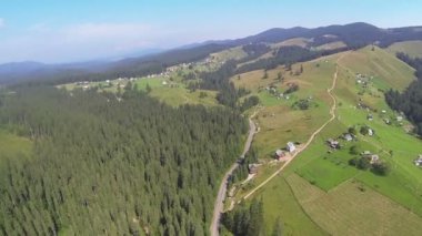 Ahşap ve köy ile dağlarda tepe üzerinde uçuş. Hava