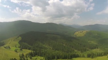 Kat yukarıda küçük dağlar hava shot panorama üzerinden