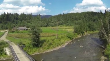 Küçük dağ nehir Köprüsü ile üzerinde uçuş. Hava