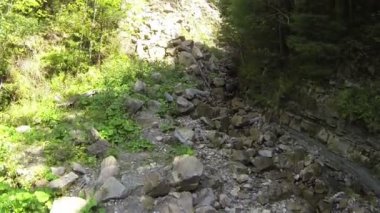 Yukarı akış ile dağlarda küçük geçit üzerinde. Hava