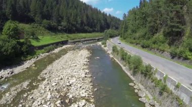Ahşap ve yol ile dağ nehir üzerinde kat yukarıda. Hava