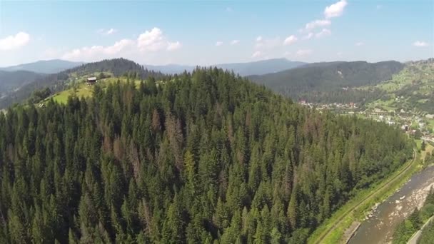 Vale da montanha da altura .Panorama aéreo — Vídeo de Stock