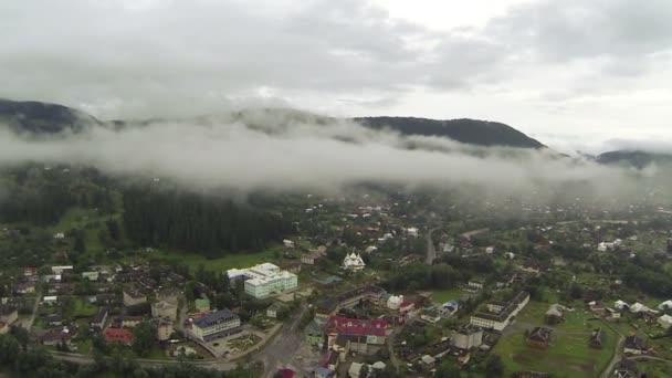 Let mezi mraky nad horské vesnice. Antény — Stock video