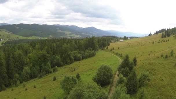 Voo sobre estrada de terra na colina nas montanhas. Aviação — Vídeo de Stock