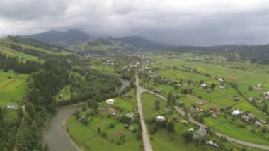 Yeşil Vadi kapamalı dağlarda. Hava atışı