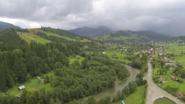 Yeşil Vadi kapamalı dağlarda. Hava bulutlu gün