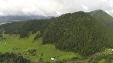 Üzeri ahşap ve dağ vadisinde kadar. Hava shot panorama