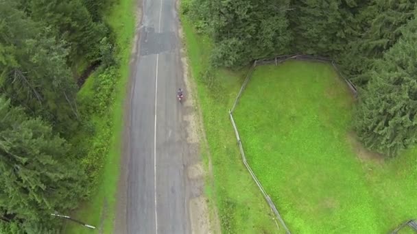 Route en bois avec silhouette de voyageur solitaire. Vue aérienne du dessus — Video