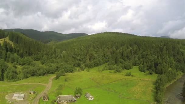 川と木と美しい山地区。空中パノラマ — ストック動画