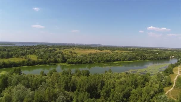 Prachtige rivier in de zomer. Luchtfoto — Stockvideo