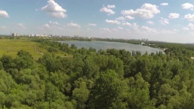 Nehir ile güzel banliyösü Panoraması. Havadan görünümü