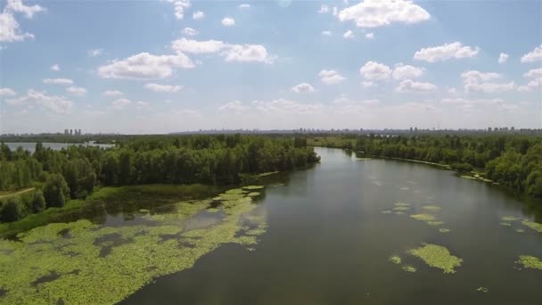 Landskap med solljus reflektioner kring floden bevattnar. Flygfoto — Stockvideo