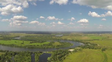 Nehir, şehir ve güzel bulutlar üzerinde. Havadan görünümü panorama