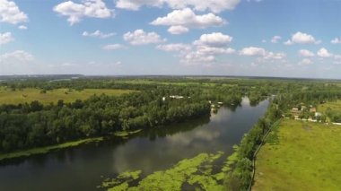 Akşam uçuş güneş yansıması ile Nehri üzerinde. Havadan görünümü