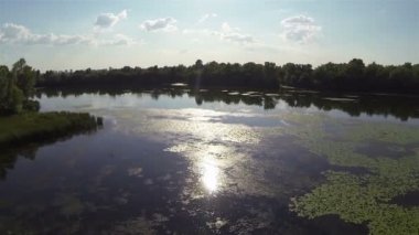 Akşam uçuş güneş yansıması ile Nehri üzerinde. Havadan görünümü