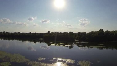 Gökyüzü güneş ile nehir üzerinde arka uçuş akşam. Havadan görünümü
