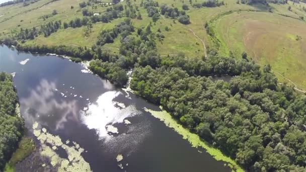 Über Fluss mit Sonnenreflexionen im Wasser. Luftbild-Panorama — Stockvideo