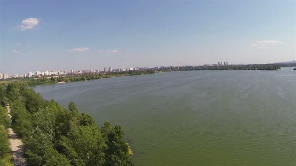 Озеро в пригороде. Панорама с видом с воздуха — стоковое видео