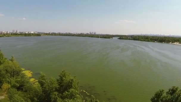 Озеро в передмісті. Вид з повітря — стокове відео