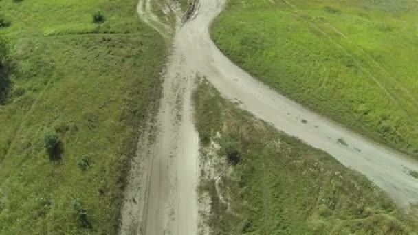 Onverharde weg in het veld. Luchtfoto bovenaanzicht — Stockvideo